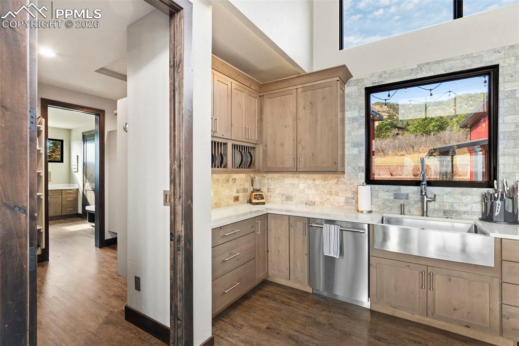 Image 18 of 50: Kitchen