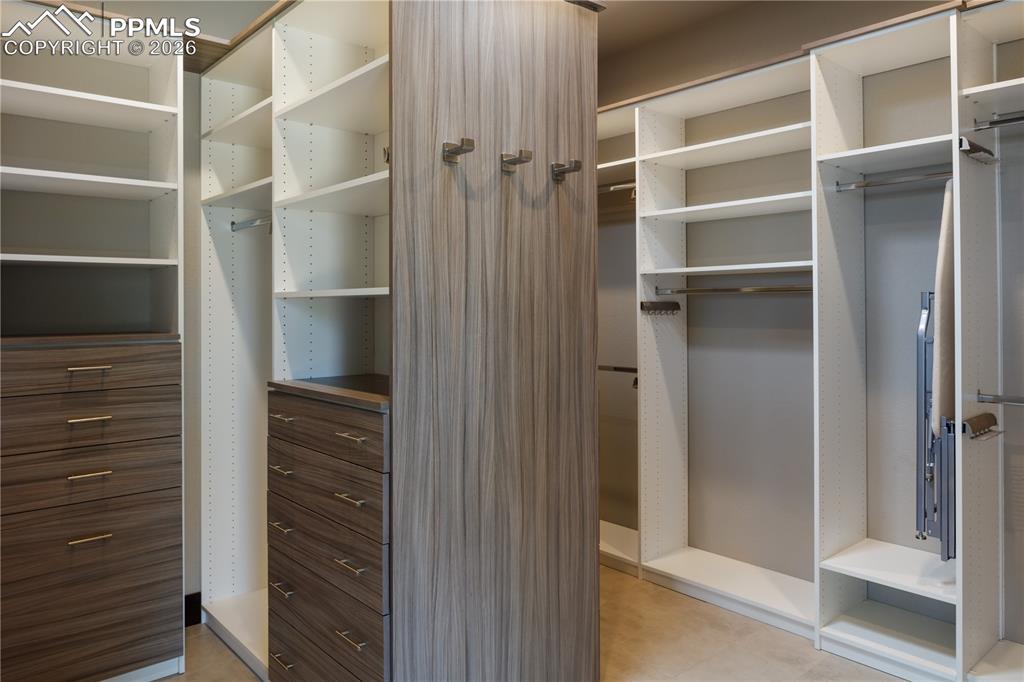 Image 27 of 50: Deck