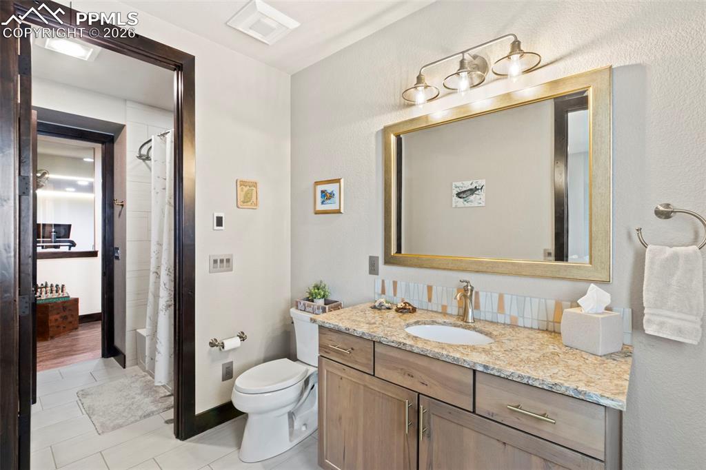 Image 38 of 50: Bedroom