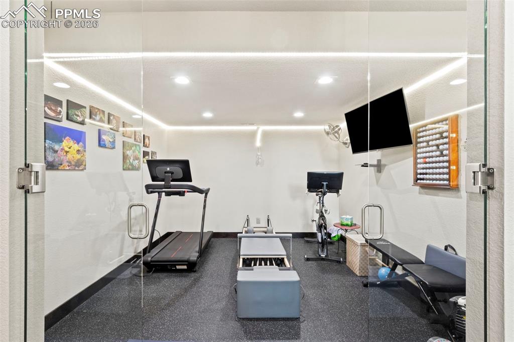 Image 39 of 50: Bedroom