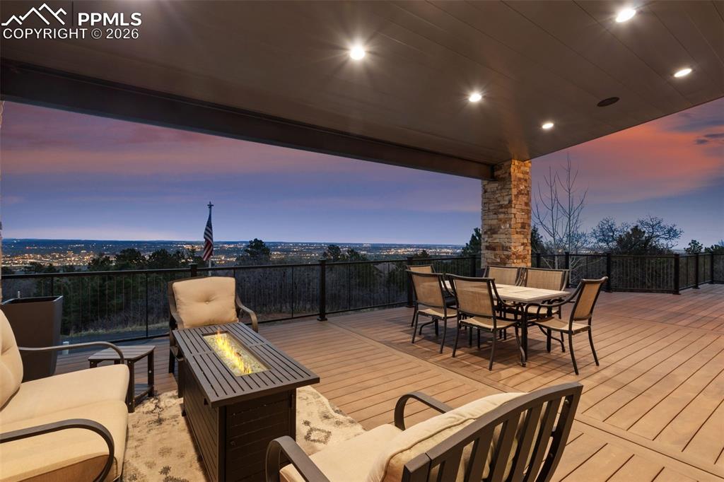 Image 44 of 50: Deck