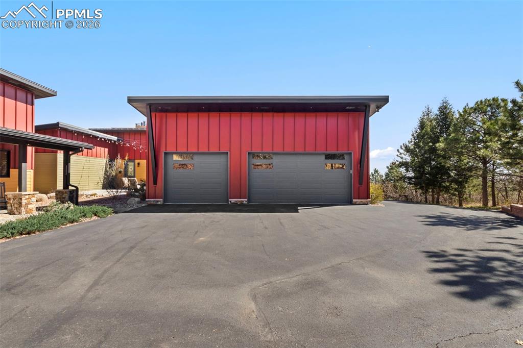 Image 48 of 50: Deck