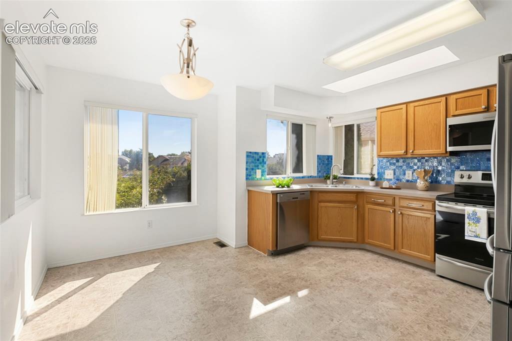 Image 16 of 50: Spacious breakfast nook area!