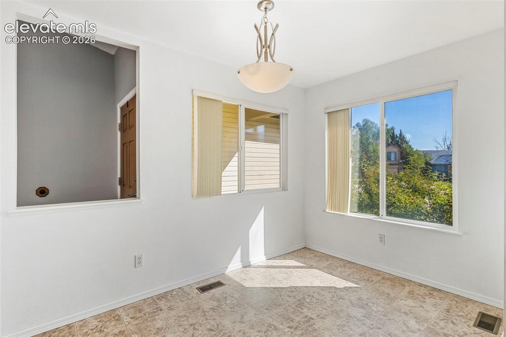 Image 18 of 50: Spacious breakfast nook area!