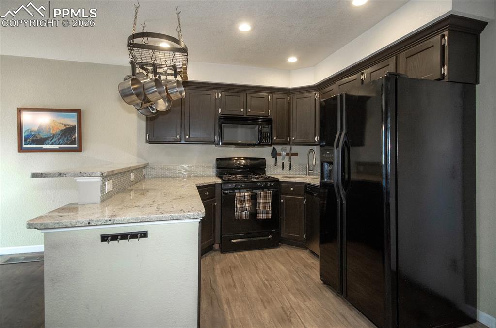 Image 11 of 35: Kitchen