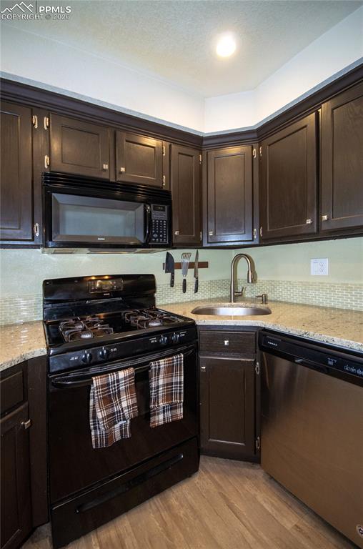 Image 12 of 35: Kitchen