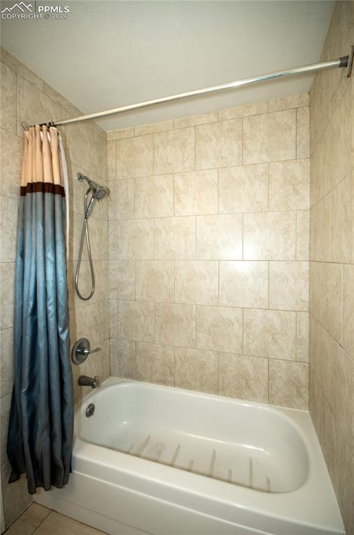 Image 23 of 35: Bathroom