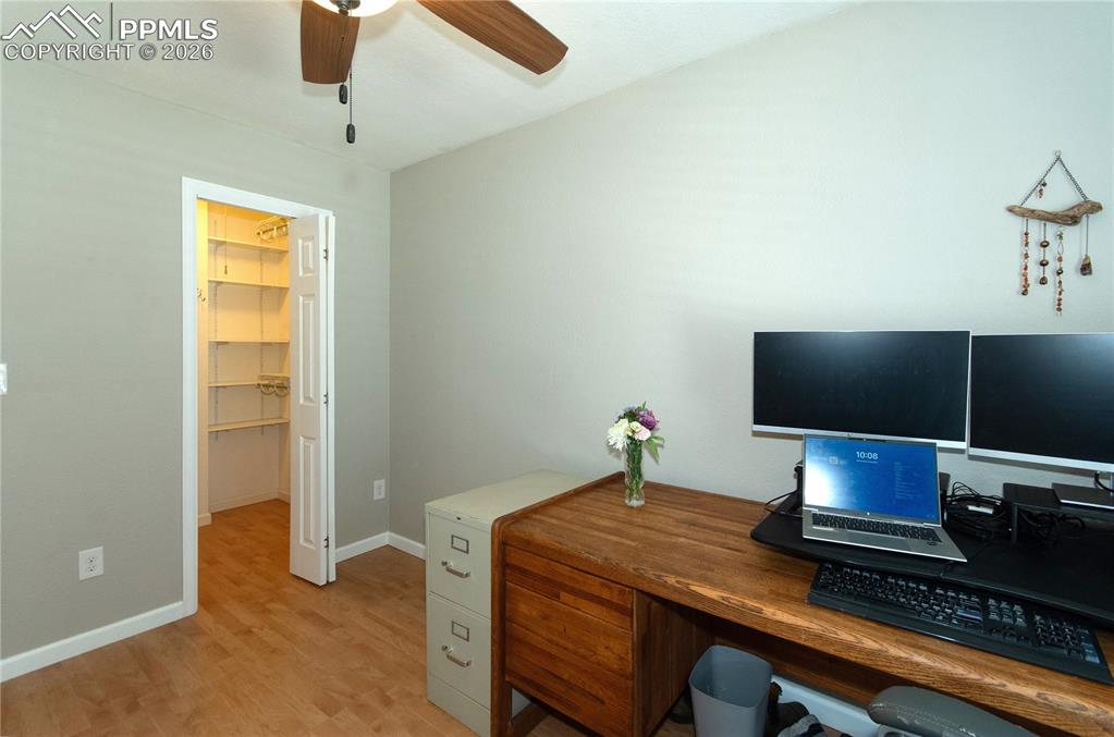 Image 25 of 35: Bedroom