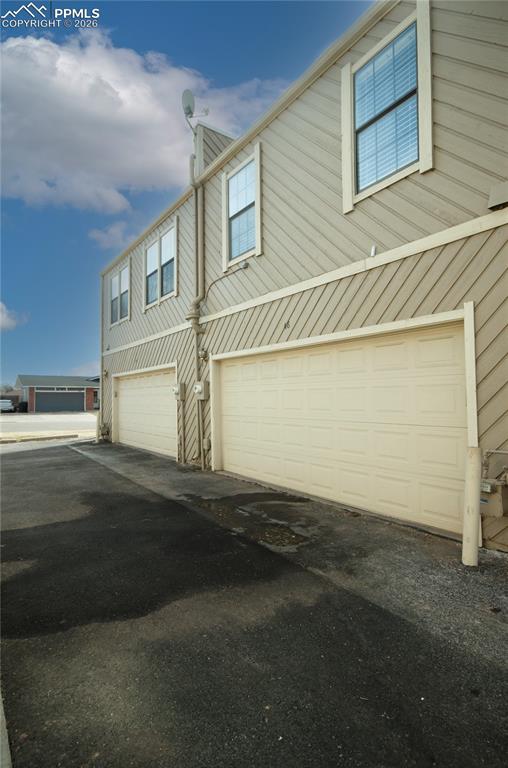 Image 32 of 35: Garage