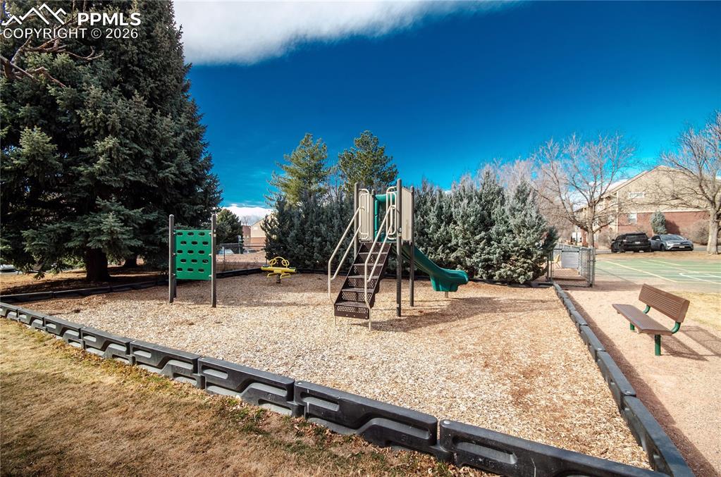 Image 34 of 35: Complex playground