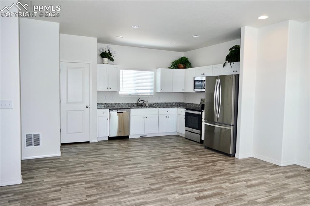 Image 15 of 23: Kitchen