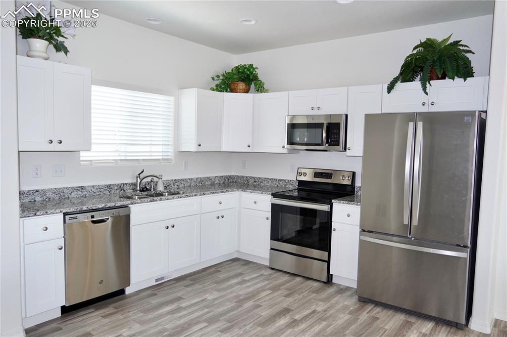 Image 16 of 23: Kitchen