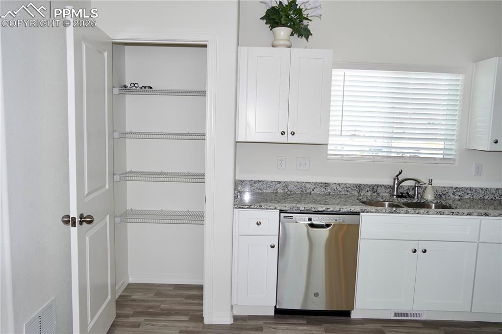 Image 17 of 23: Kitchen