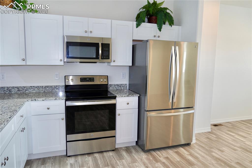 Image 18 of 23: Kitchen