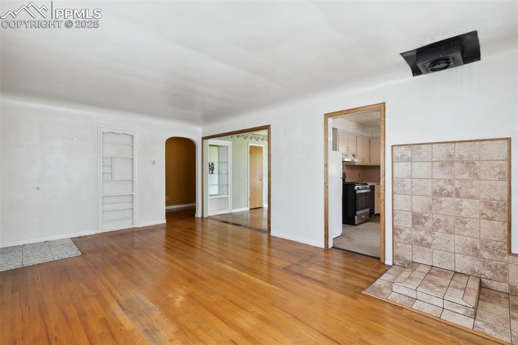 Image 16 of 47: Bedroom