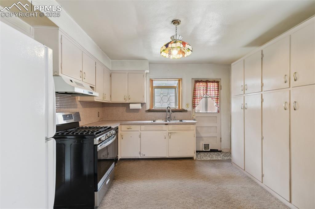 Image 18 of 47: Kitchen