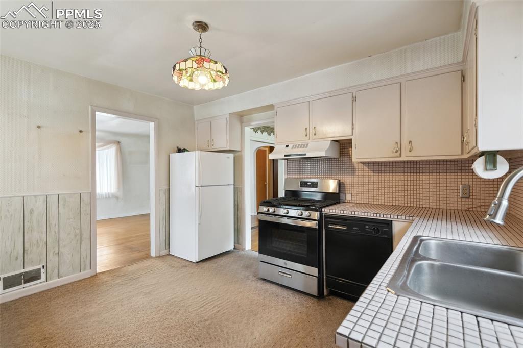 Image 19 of 47: Kitchen