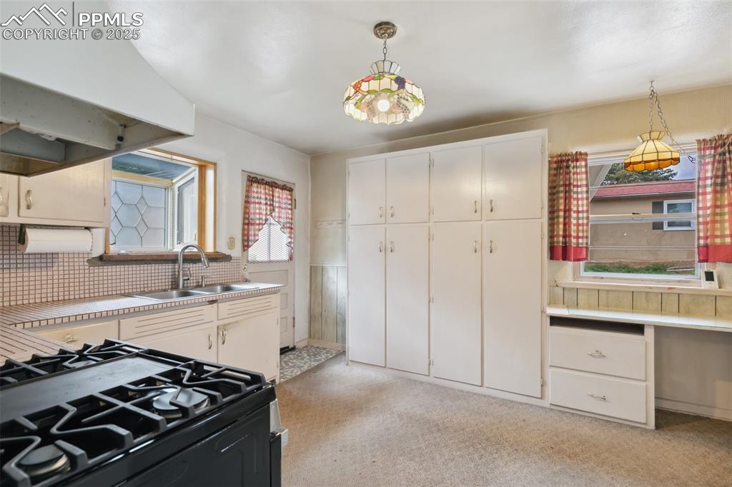 Image 20 of 47: Kitchen