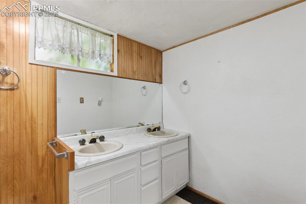 Image 34 of 47: Bathroom