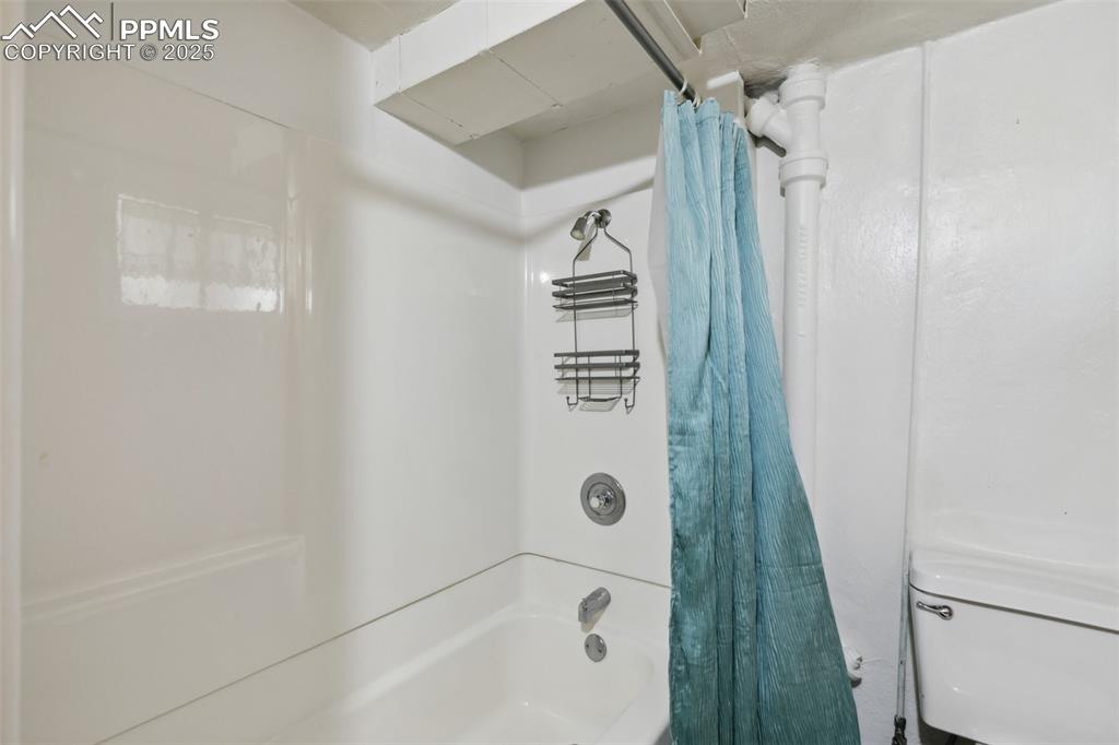 Image 35 of 47: Bathroom