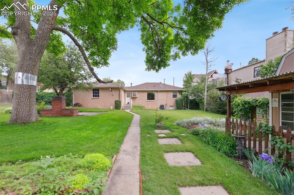 Image 42 of 47: Yard