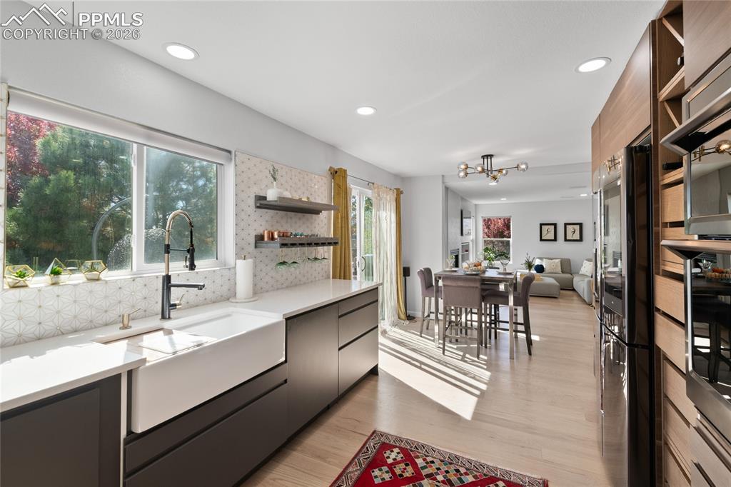 Image 17 of 45: Kitchen
