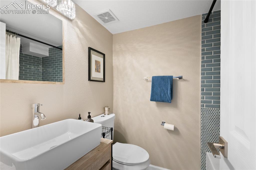 Image 36 of 45: Bathroom