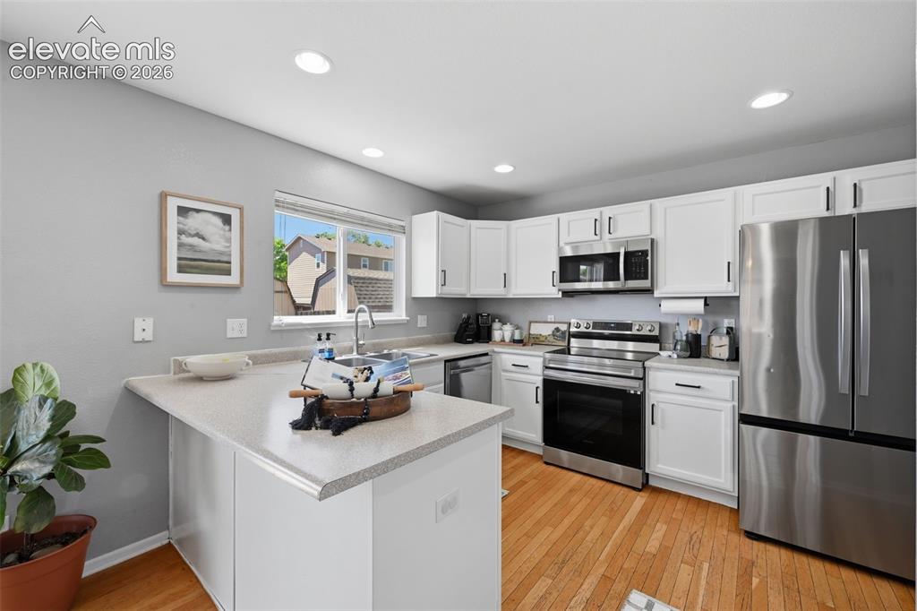 Image 10 of 32: Kitchen