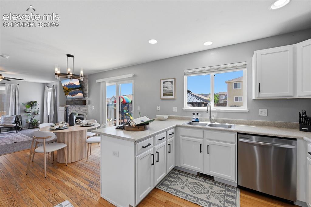 Image 11 of 32: Kitchen