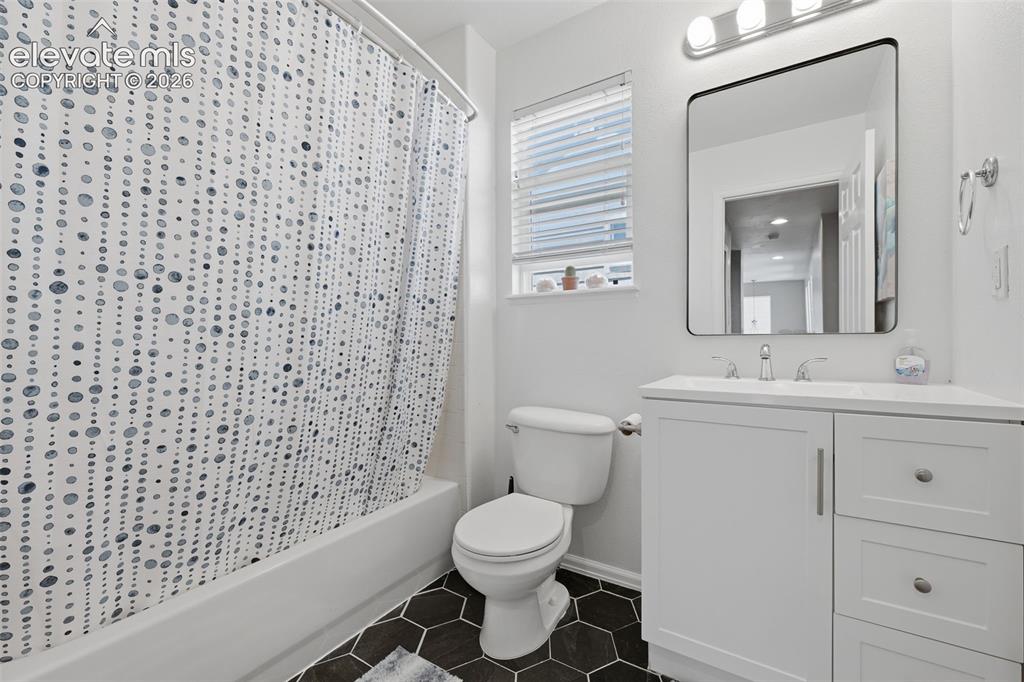 Image 23 of 32: Bathroom
