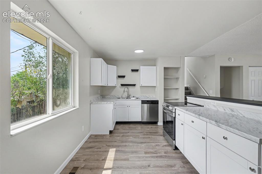 Image 14 of 33: Kitchen