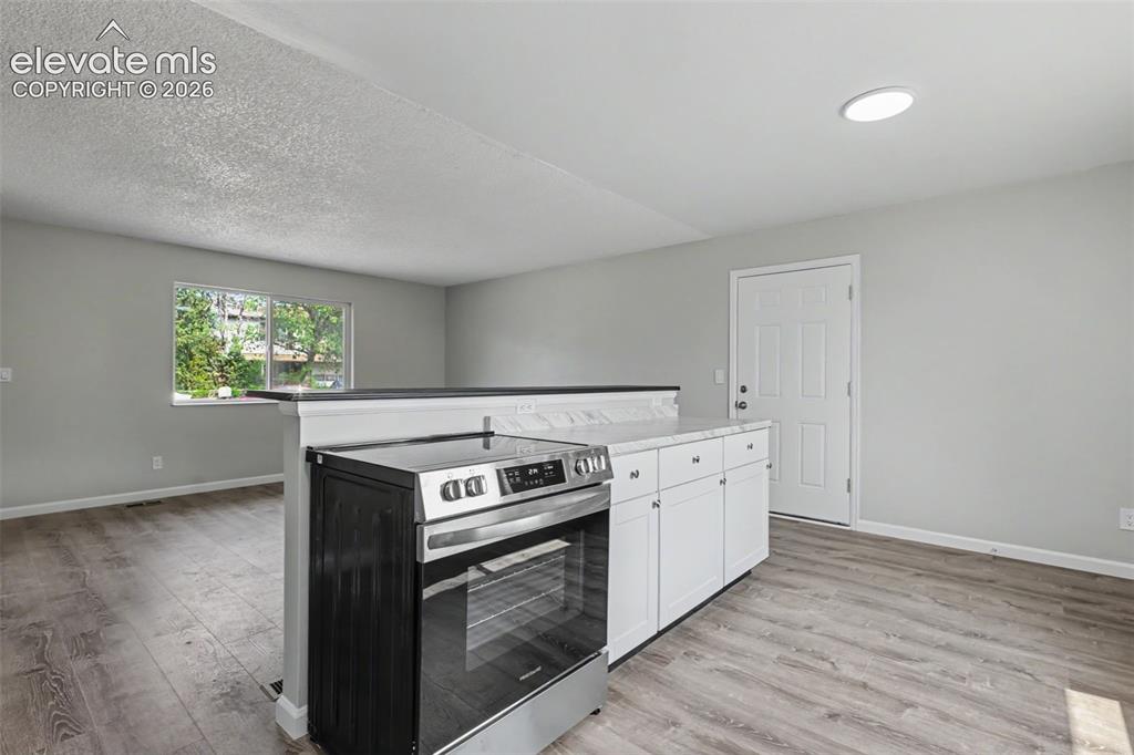 Image 15 of 33: Kitchen
