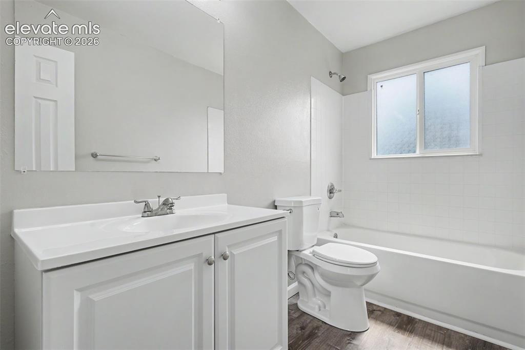 Image 16 of 33: Bathroom