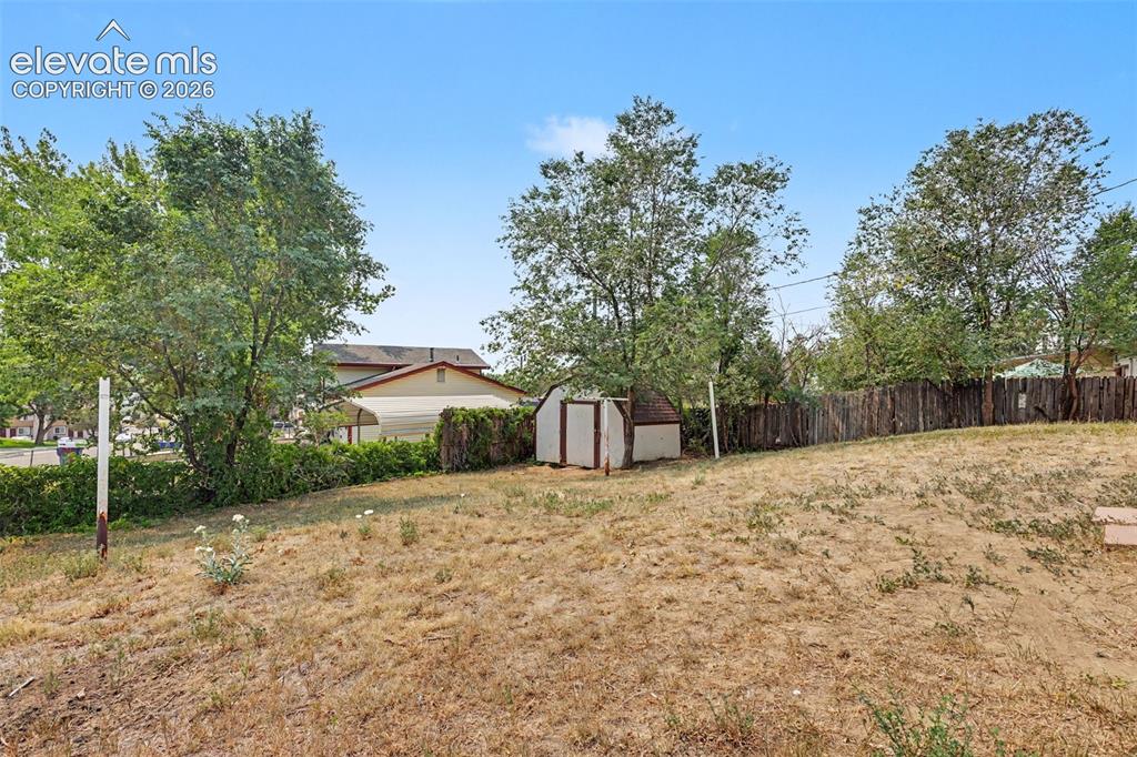 Image 9 of 33: Yard