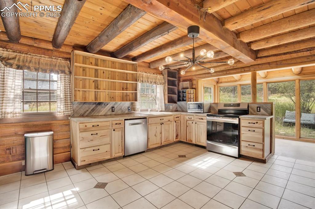 Image 11 of 45: Kitchen