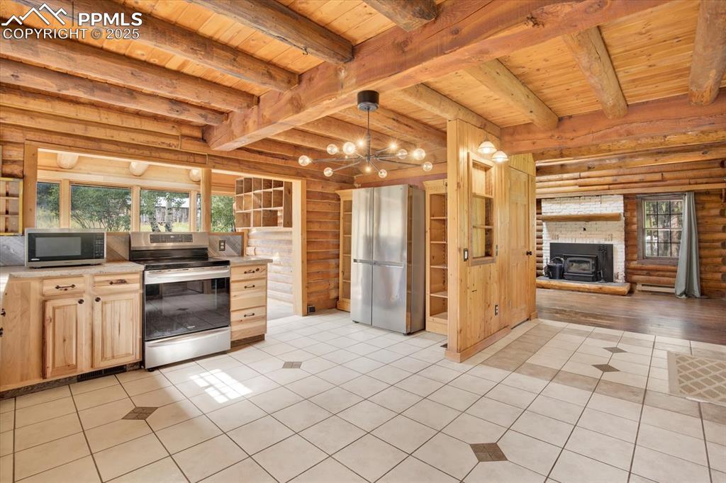Image 12 of 45: Kitchen