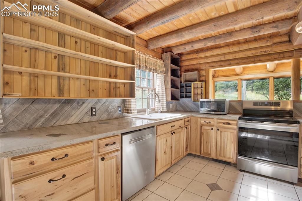 Image 15 of 45: Kitchen