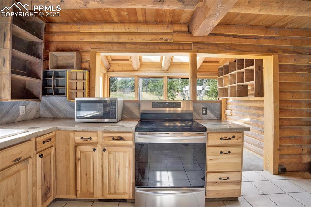 Image 16 of 45: Kitchen