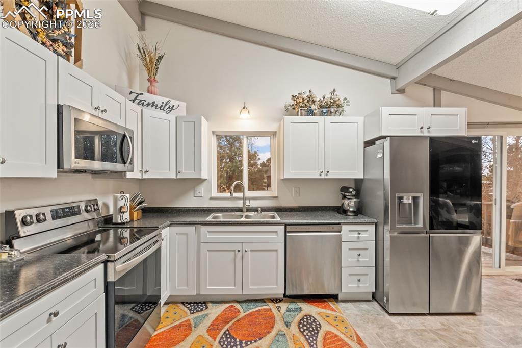 Image 13 of 36: Kitchen