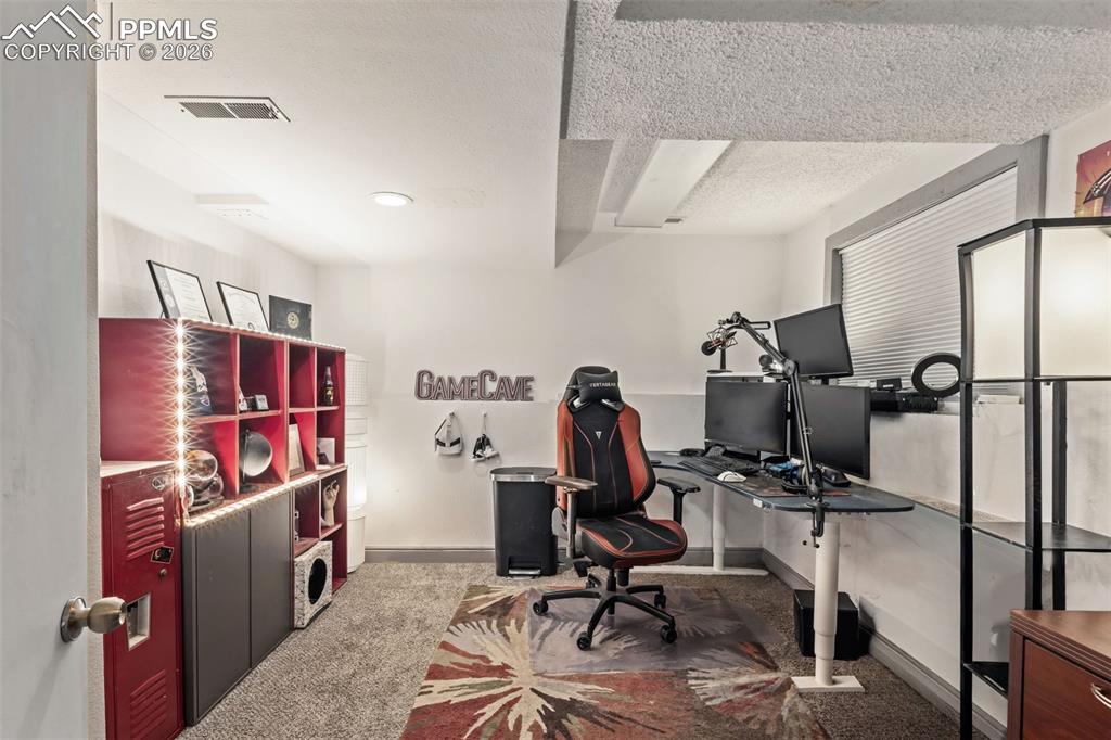 Image 26 of 36: Office