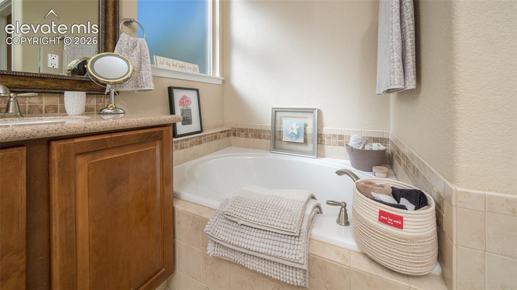 Image 19 of 37: Bathroom