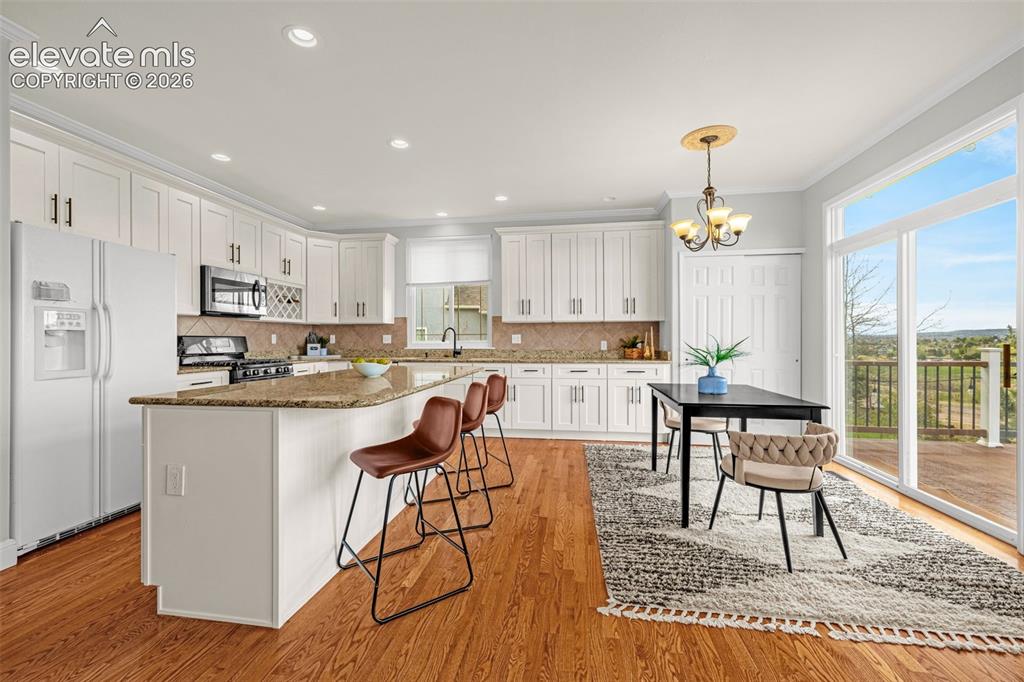 Image 15 of 50: Kitchen