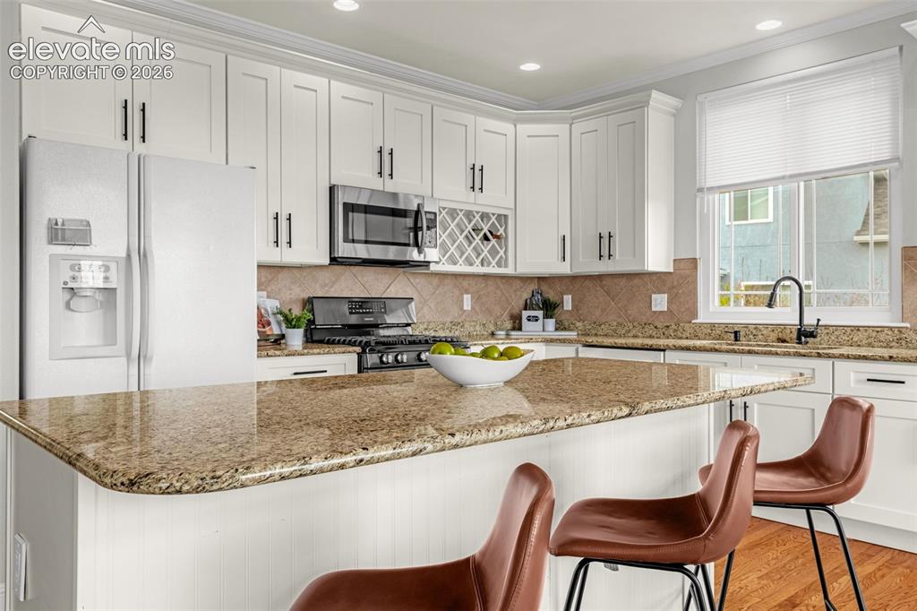 Image 16 of 50: Kitchen