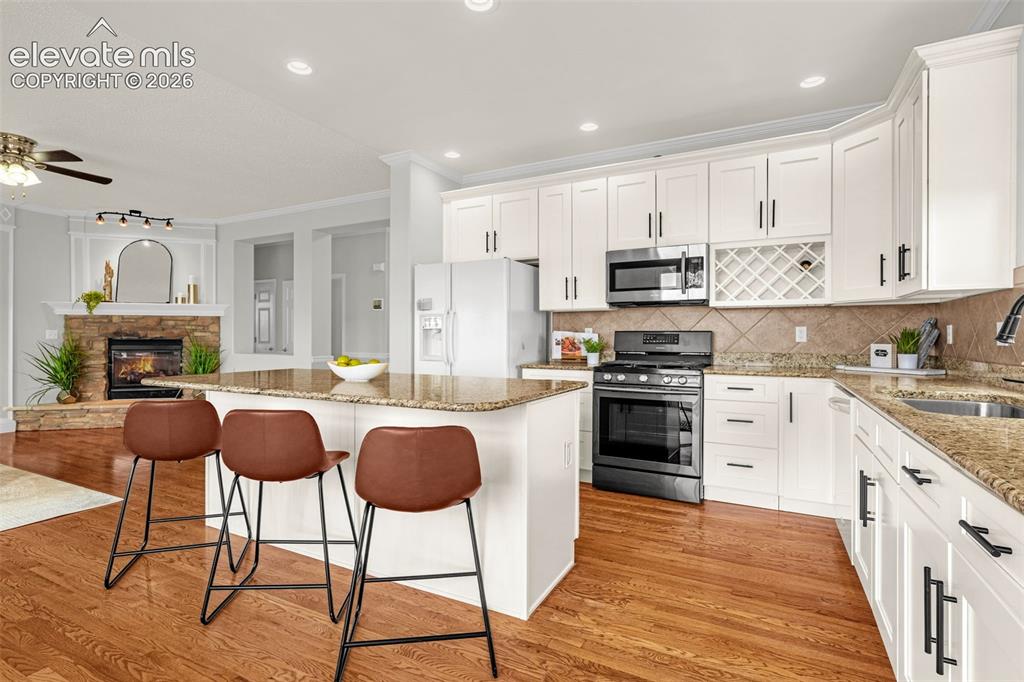 Image 17 of 50: Kitchen