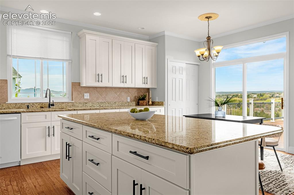 Image 19 of 50: Kitchen