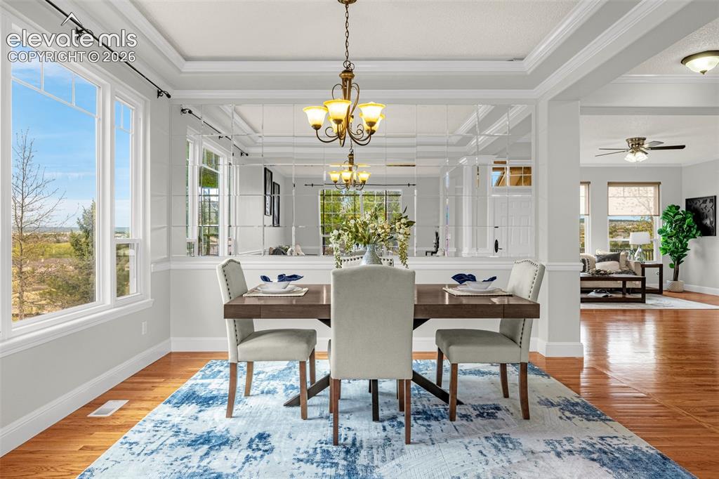 Image 8 of 50: Dining Area