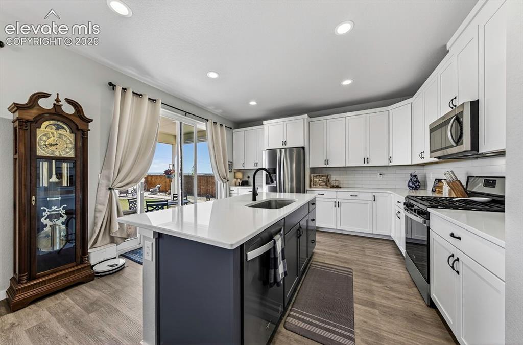 Image 15 of 49: Kitchen