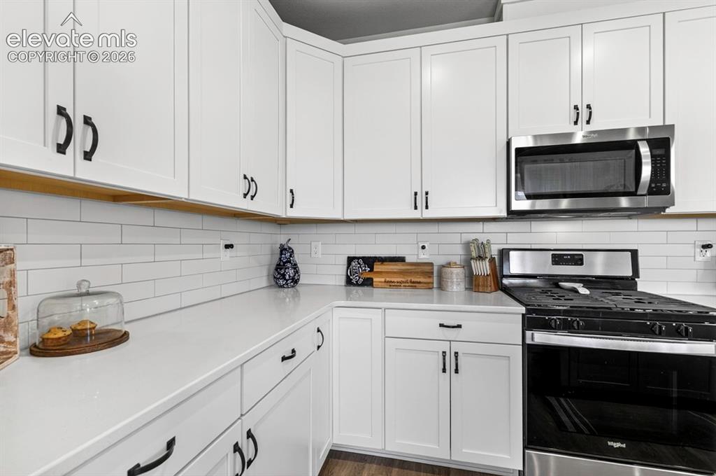 Image 18 of 49: Kitchen