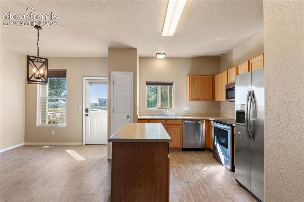 Image 5 of 19: Kitchen