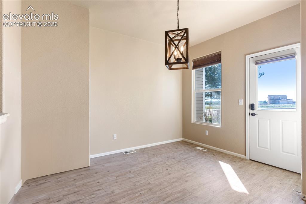 Image 7 of 19: Dining Area